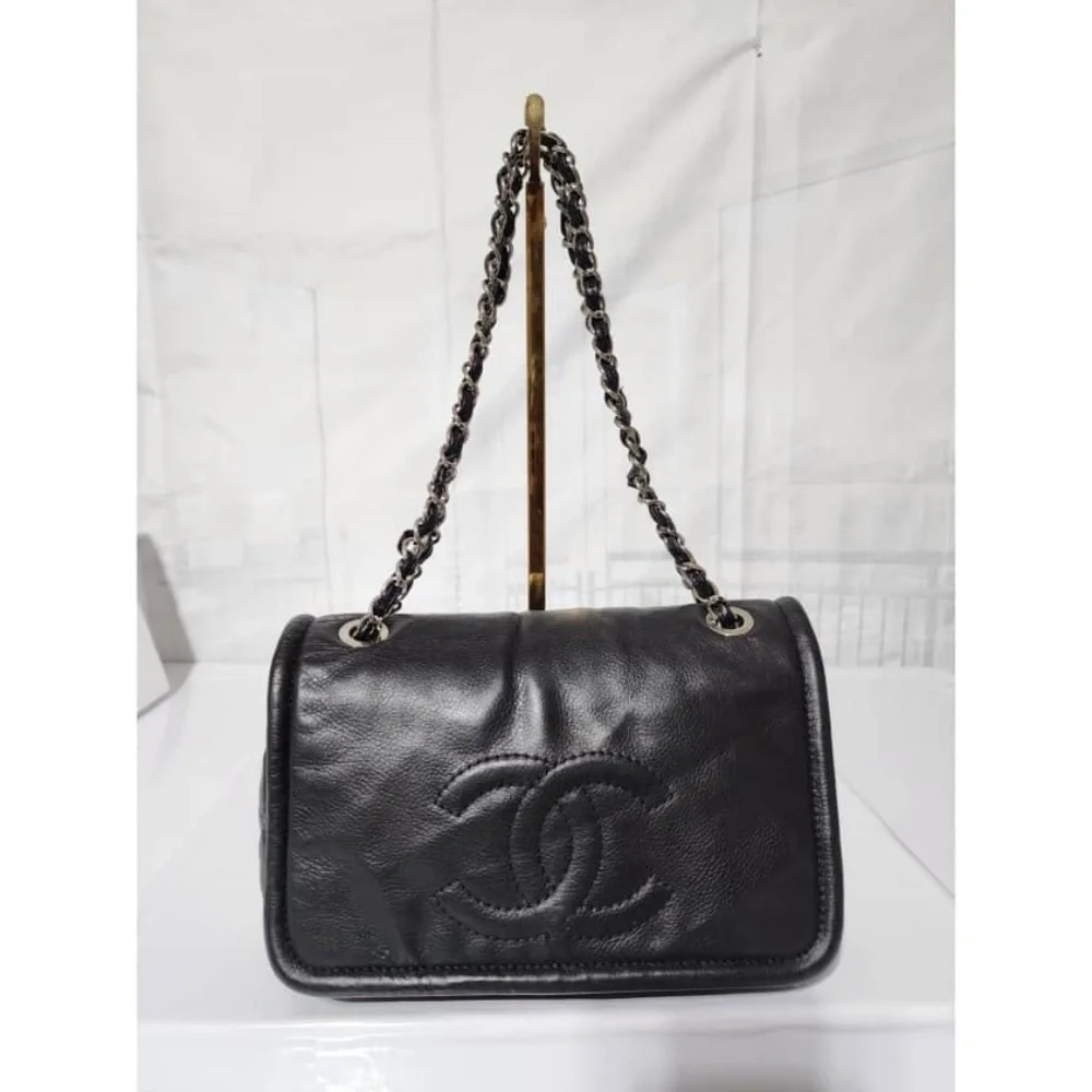 CHANEL Black Leather Shoulder Bag - Picture 16 of 16